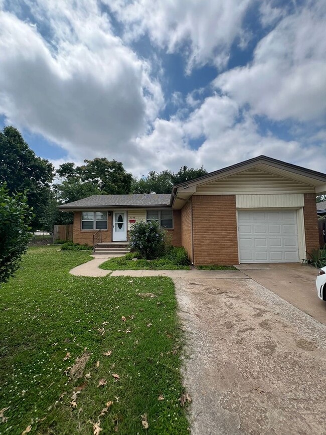Primary Photo - Must see 3 bed, 1 1/2 bath home near Downt...