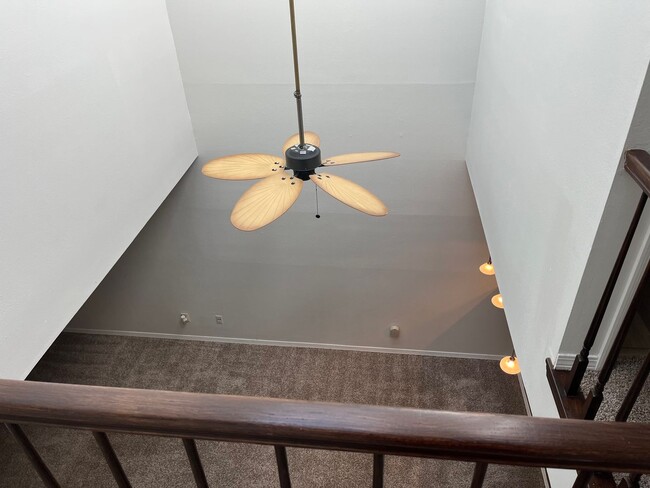 Building Photo - Beautiful Northeast Townhome!