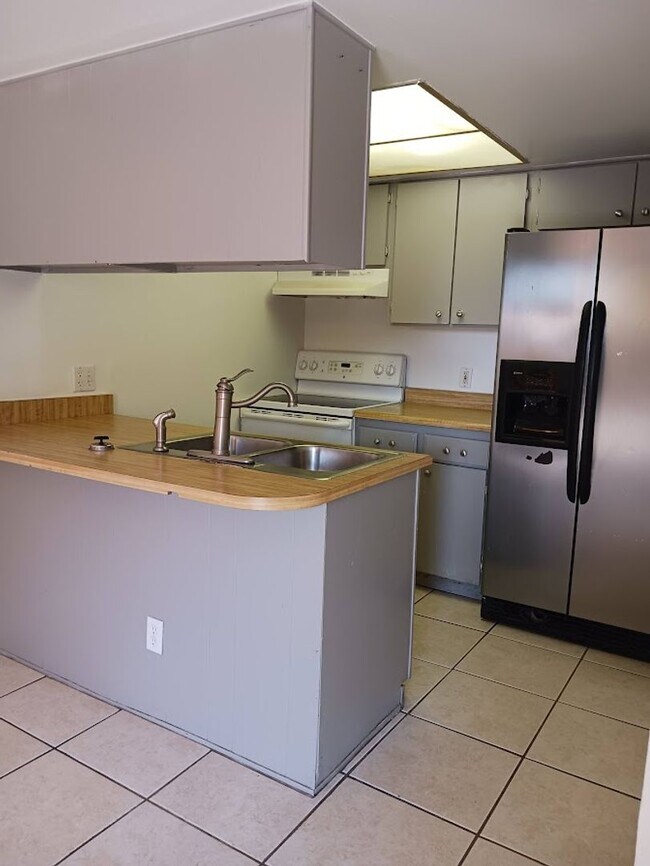 Building Photo - ****Move-In Special $500 off first month r...