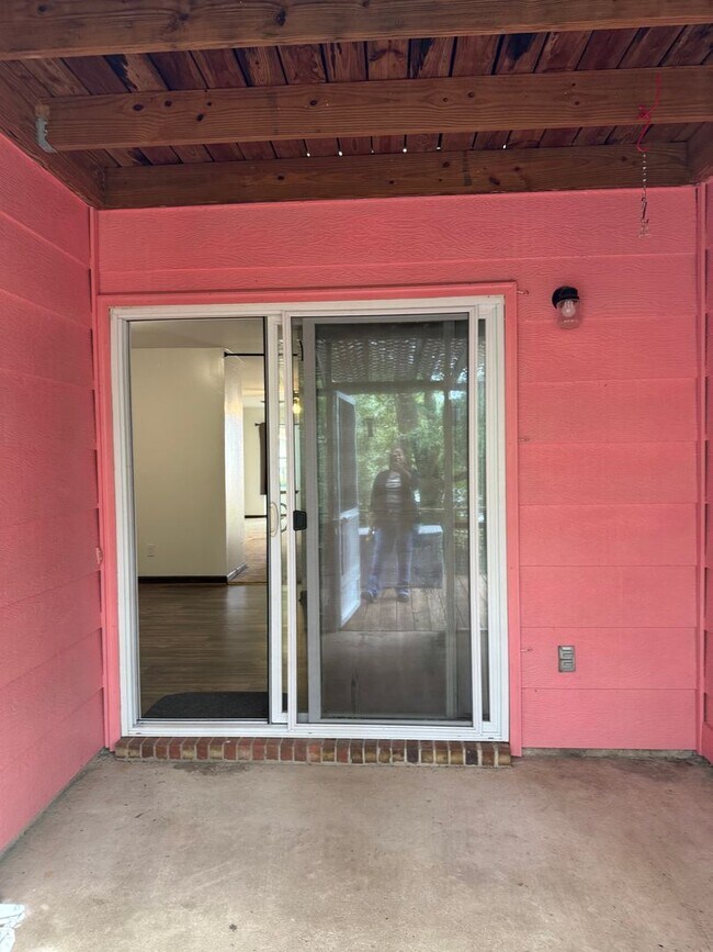 Building Photo - 218 Edith Way