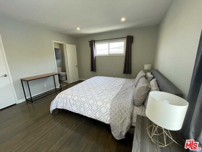 Building Photo - 348 S Elm Dr