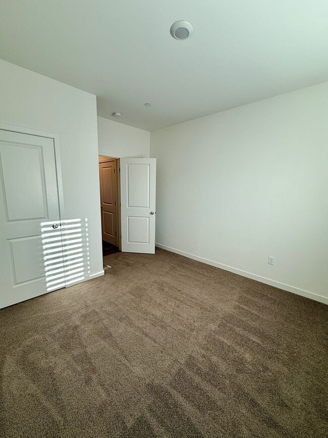 Building Photo - Beautiful 3 bedroom 2 bath w/Pool available in Orland!