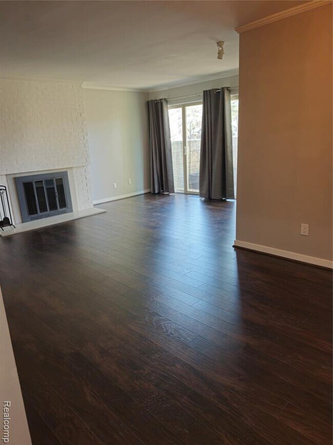 Building Photo - 1549 S Hill Blvd