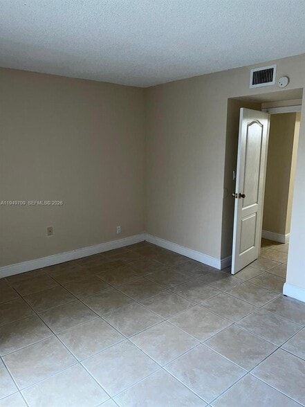 Building Photo - 5221 Geneva Way