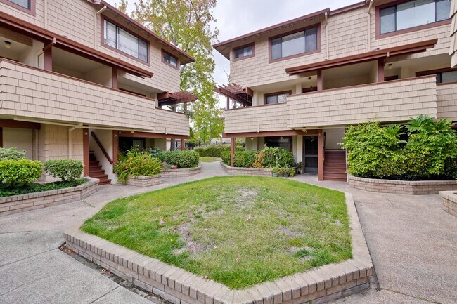 Building Photo - Popular Woodside Commons at Its Finest.