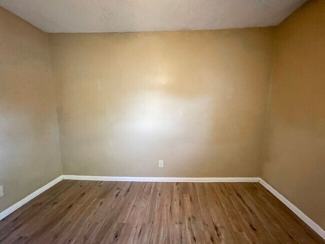 Building Photo - Dishwasher Included