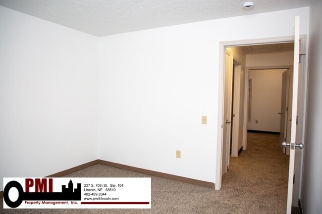 Building Photo - 2 Bedroom and 1 Bathroom Duplex Available ...