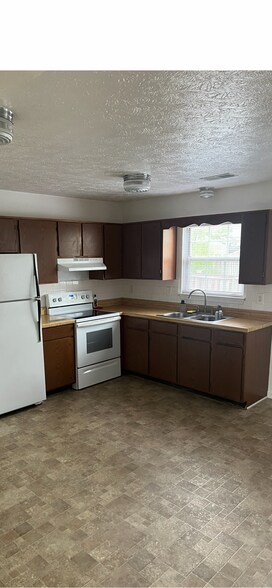 Building Photo - 132 Parkside Dr