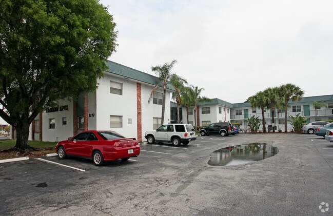 Building Photo - Trayann Apartments