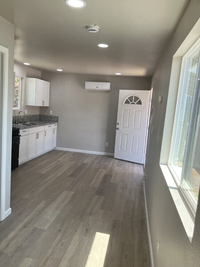 Building Photo - Fully Renovated 1-Bedroom!