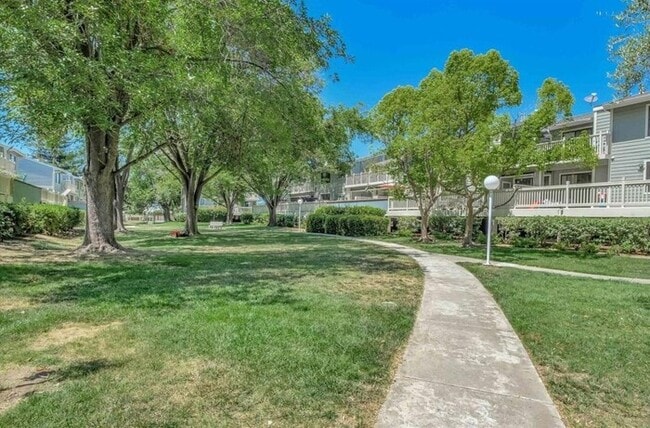 Building Photo - Cozy Penthouse Condo in Gated Community with Pools & In-Unit Laundry