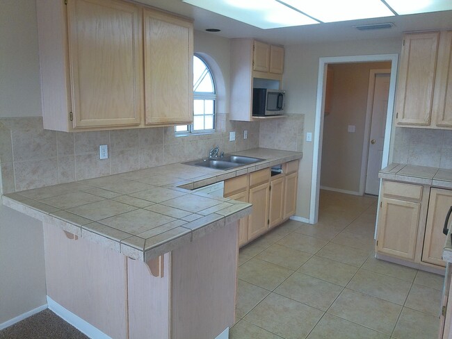 Building Photo - Long Term 3 bedroom 2 bath 3 car