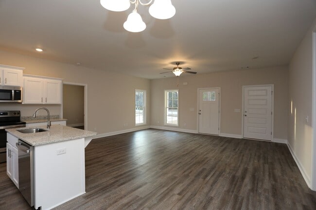 Building Photo - 4 Bedroom Brick House Available TODAY!