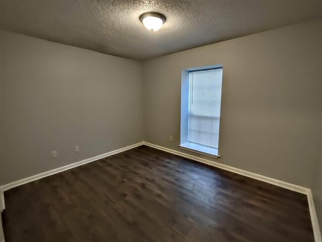 Building Photo - 3905 Glencoe Dr