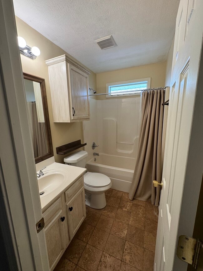 Building Photo - 635 Briars Bend