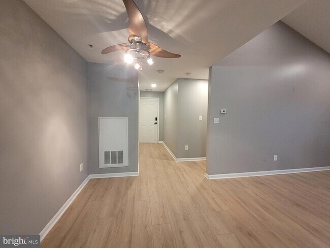 Building Photo - 8921 Town Center Cir