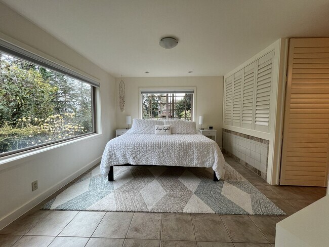 Building Photo - Spacious 1 Bedroom ADU Steps to OHSU with Soaking Tub, Rain Shower, and Treeline Views