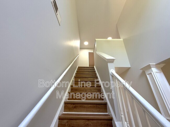 Building Photo - 5622 Wallace Cabin Dr