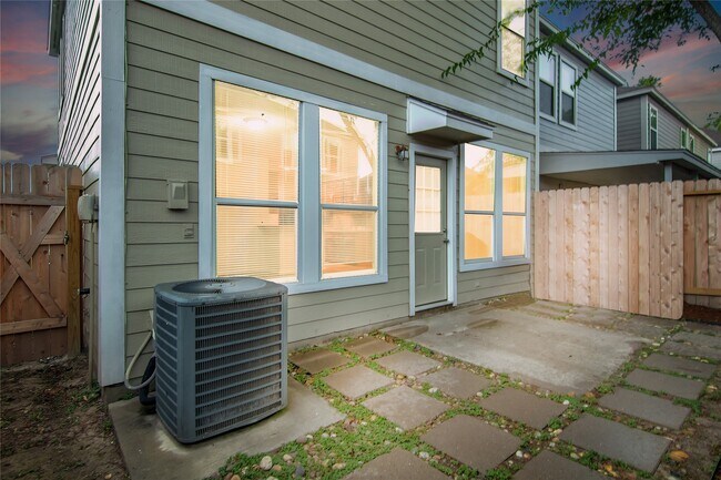 Building Photo - 16518 Strathmore Manor Ln