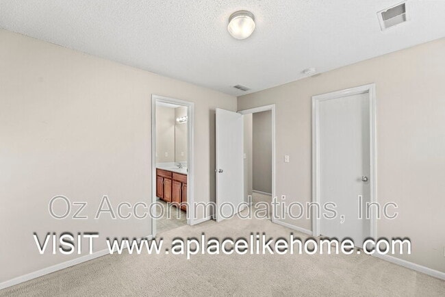 Building Photo - 2216 SW Rambling Vine Rd