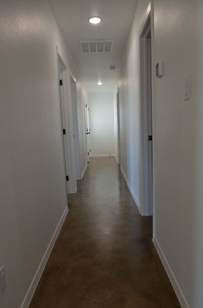 Building Photo - 977 Cline Dr