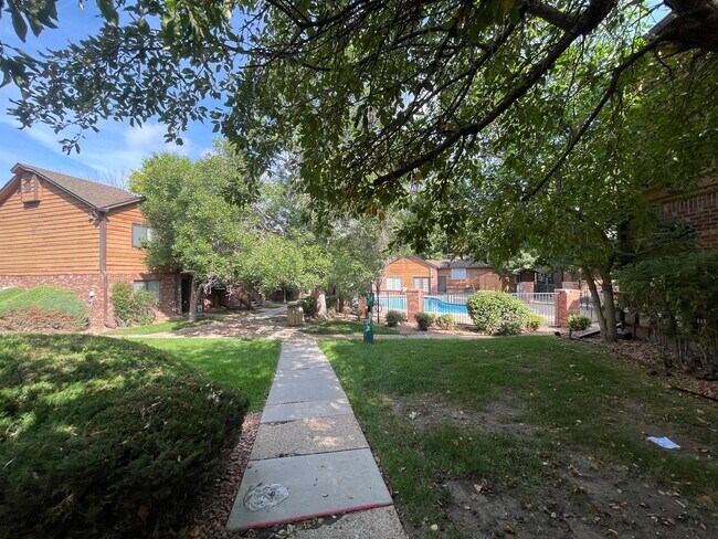 Building Photo - Super 1 Bedroom Condo in Perfect Condition!