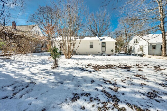Building Photo - 3 Bed 2 Bath House w/Fenced Yard in East N...