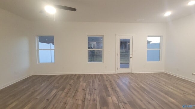 Building Photo - 7597 Discovery Pt Dr NW