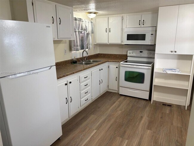 Building Photo - 2939 W Marina Dr