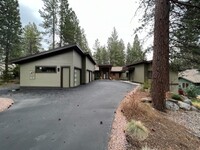 Building Photo - Widgi Creek home on golf course in gated c...