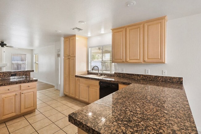 Building Photo - Beautiful 4 Bedroom Henderson Home