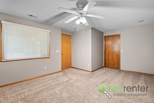 Building Photo - Beautiful, Rare 6 bedroom 3 bath house!