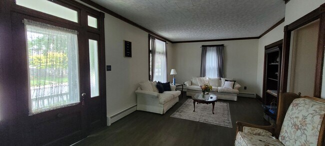 Building Photo - 4 Bedroom 1 bathroom home located in Leola PA