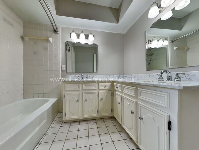 Building Photo - 1804 Mercedes Pl