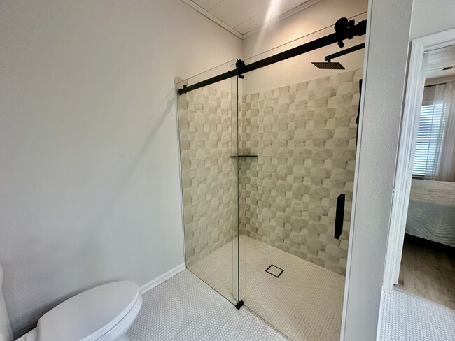 Building Photo - Beautifully Updated Elegant two Bedroom Ho...