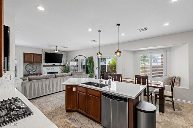 Building Photo - 275 Spectacular St