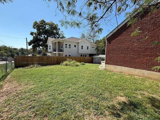 Building Photo - Pet-Friendly 2-Bedroom Home with Fenced Yard and Parking in Nashville, TN