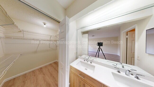 Building Photo - 3149 Kingswood Terrace