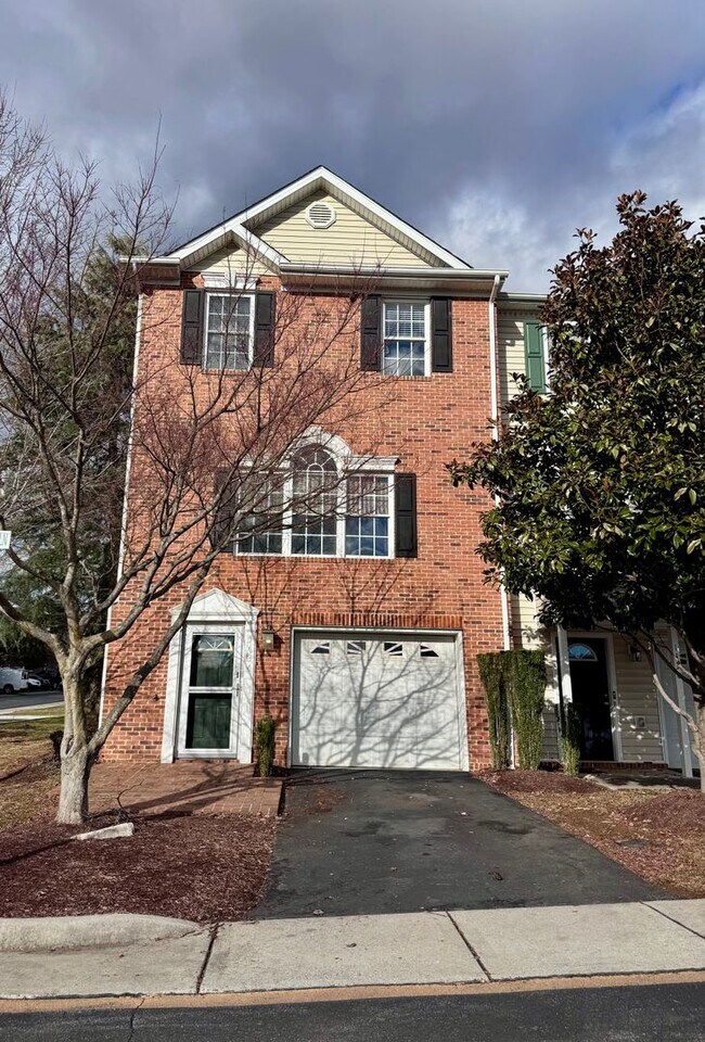 Building Photo - End Unit Townhome for Rent in Taylor Springs