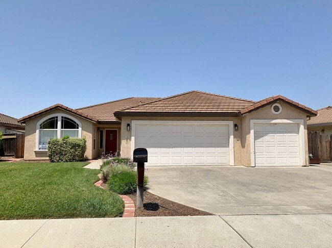 Building Photo - 4 Bedroom Home in Hollister