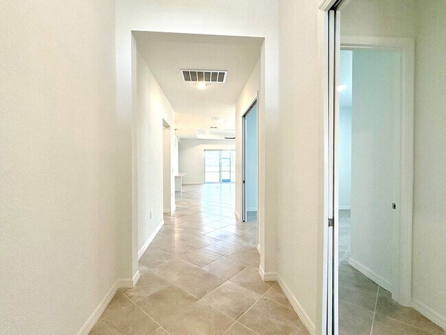 Building Photo - Brand New Luxury Rental in Wellen Park – Never Lived In!