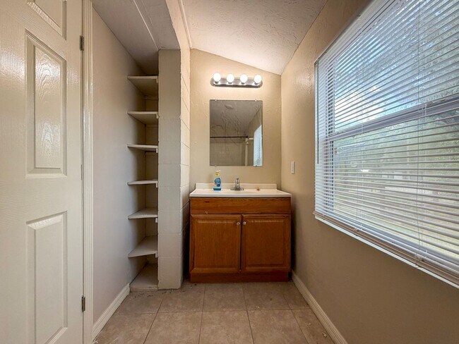 Building Photo - Move-in Ready Recently Updated 4BR/2BA House in Alachua! *Approved Application*