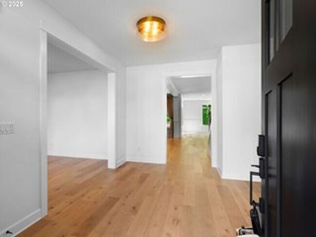 Building Photo - 9010 SW Inez St