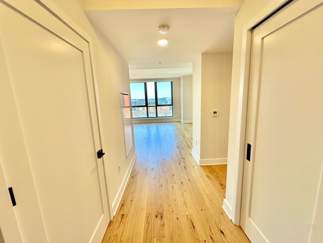 Building Photo - Luxury 2 Bedroom, 2.5 bath Avidian Condo i...