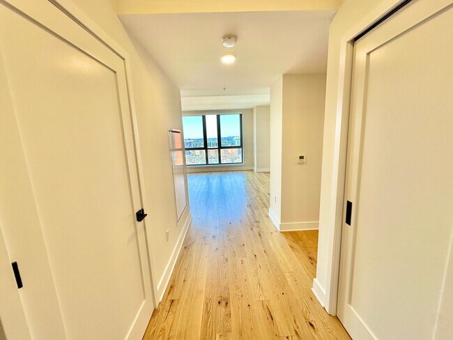 Building Photo - MOVE -IN SPECIAL-FREE RENT! Luxury 2 Bedroom, 2.5 bath Avidian Condo in Navy Yard with Parking.