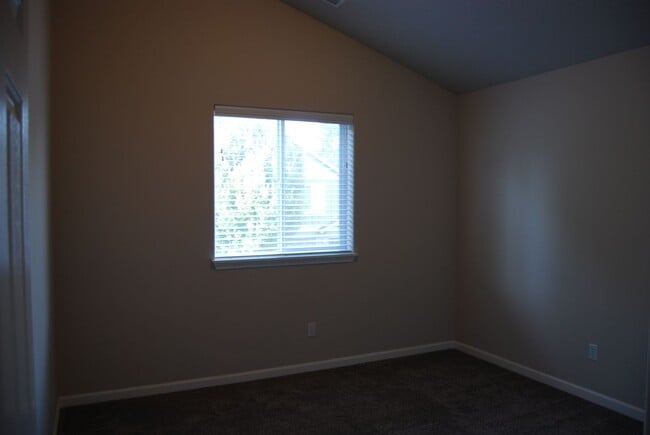 Building Photo - Modern 3 Bed 2.5 Bath Home in Sifton with ...