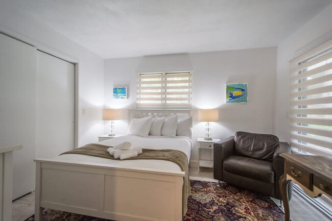 Building Photo - 2750 Holly Hill Dr