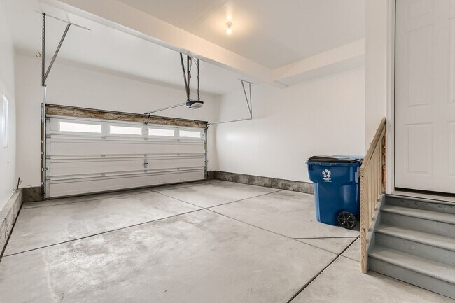 Building Photo - Stunning 3 Bed 2 1/2 Bath in Aurora!