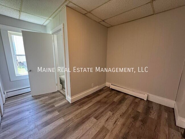 Building Photo - 172 College Ave