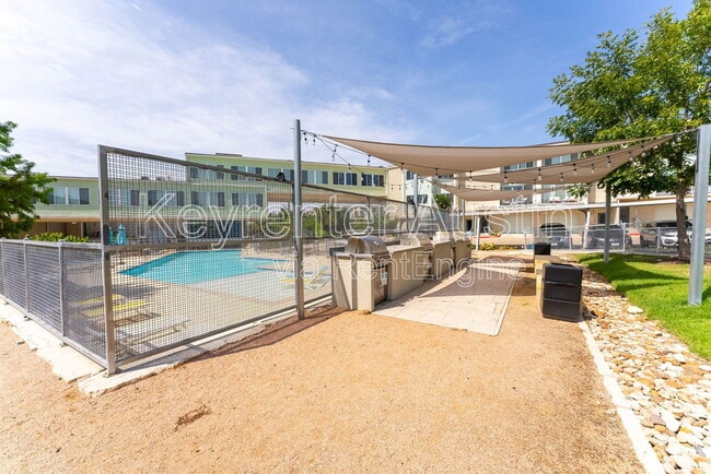 Building Photo - 604 N Bluff Dr